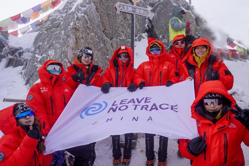 中国高校女子登山队践行无痕山林理念.jpg