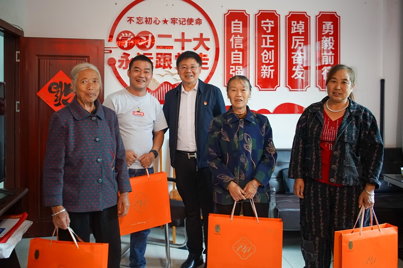 慰问驻村干部和困难群众。.jpg