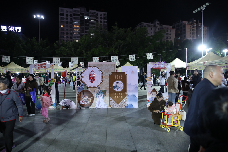 中医夜市现场。