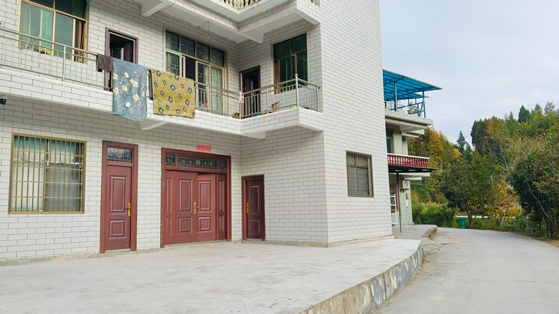 松桃鸡爪社区农户门前三包干净整洁。