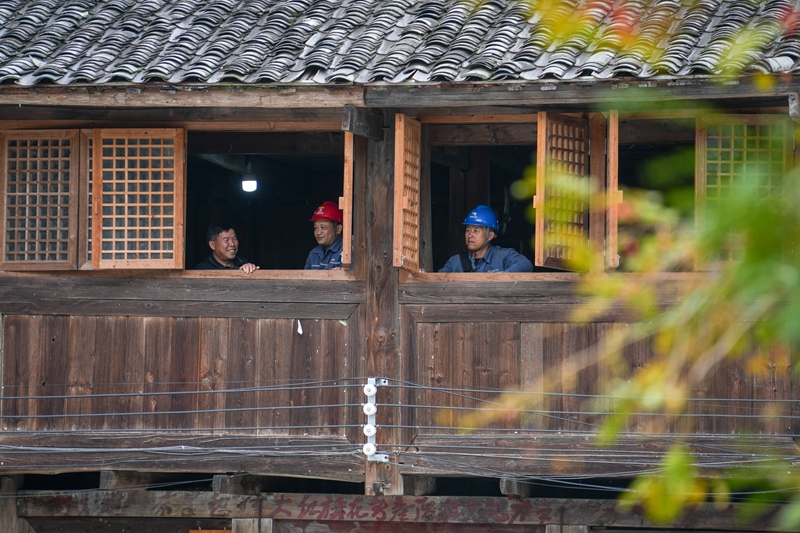 5、贵州省黔东南苗族侗族自治州黎平县双江镇黄岗村，南方电网贵州凯里黎平供电局员工帮助村民检查用电安全。蔡兴文摄