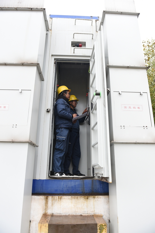 2、在平均海拔2300米的“貴州屋脊”，南方電網貴州電網公司畢節供電局工作人員來到畢節市赫章縣珠市鄉，對110千伏珠市變電站兩套模塊化多電平直流融冰裝置開展特巡特維，確保“冰器”隨。畢節供電局供圖