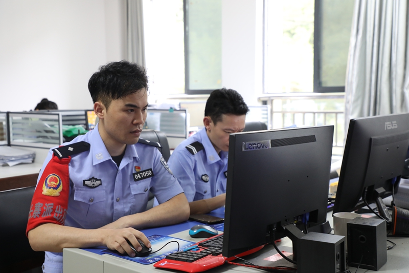 民警正在进行人员追溯。