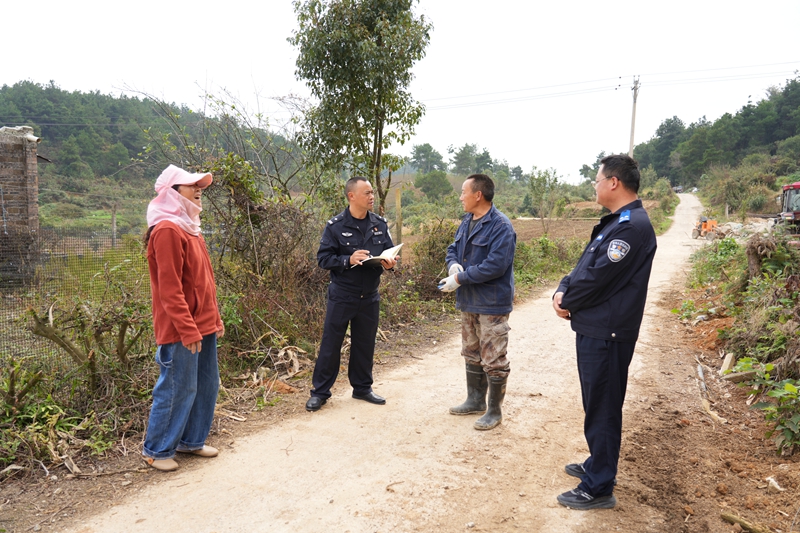 长顺县广顺镇洞口村挂村警长深入田间地头走防群众宣传政策。
