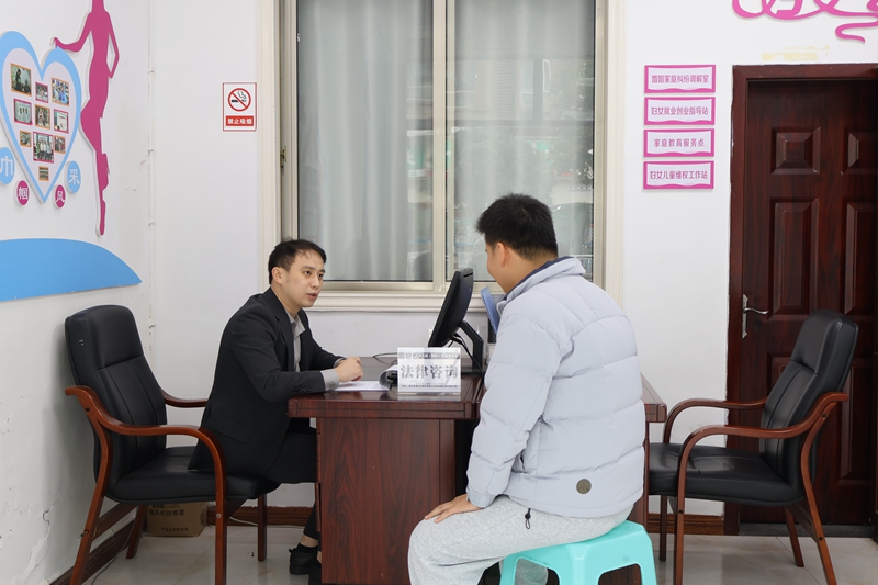 4、贵州名城桐梓律师事务所与蟠龙社区共建党建联谊示范点，每周三派驻党员律师驻点值班。