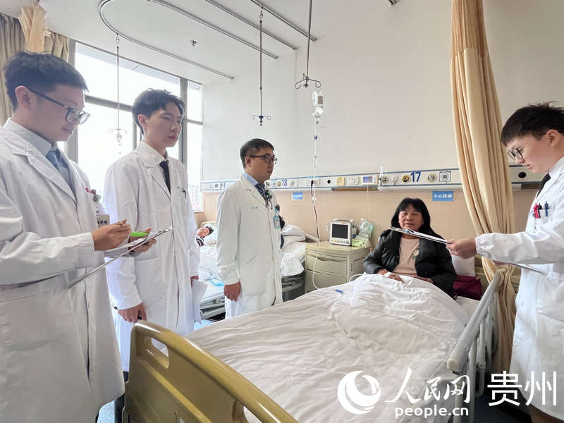 江克华及其团队进行查房。人民网 陈洁泉摄