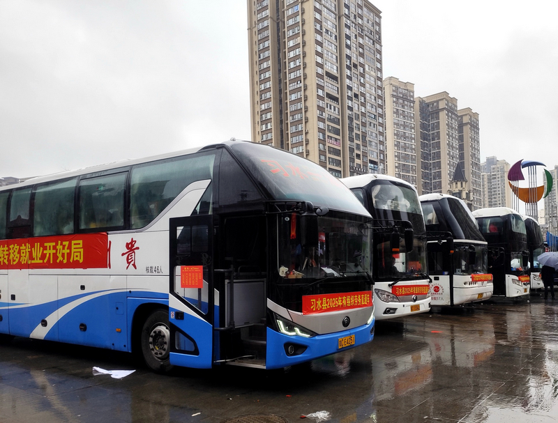 习水县2025年第一批集中输出劳务专车整齐排列。习水县融媒体中心供图