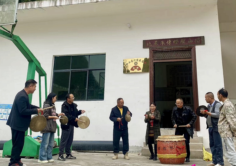 獨山縣下司鎮三興村花燈培訓點亮村民文化生活。