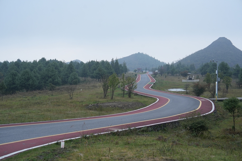 “四好農村路”建設讓旅游經濟高質量發展之路越走越好。趙剛攝.JPG