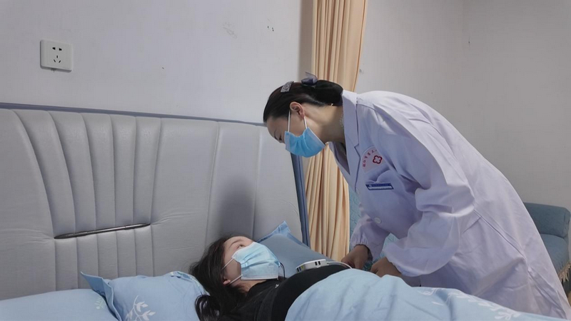 铜仁市第三人民医院医护人员正为患者做睡眠监测。