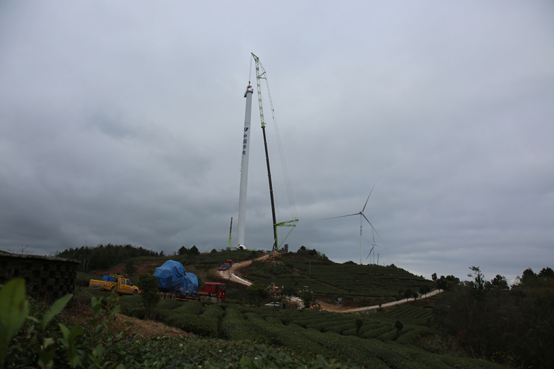 圖為印江自治縣沙子坡風電場6號風機吊裝現場。梅亞軍攝
