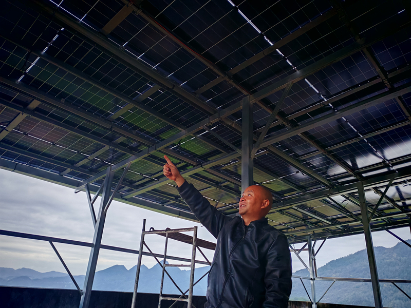 圖印江安裝並網的居民分布式光伏發電項目。梅亞軍攝