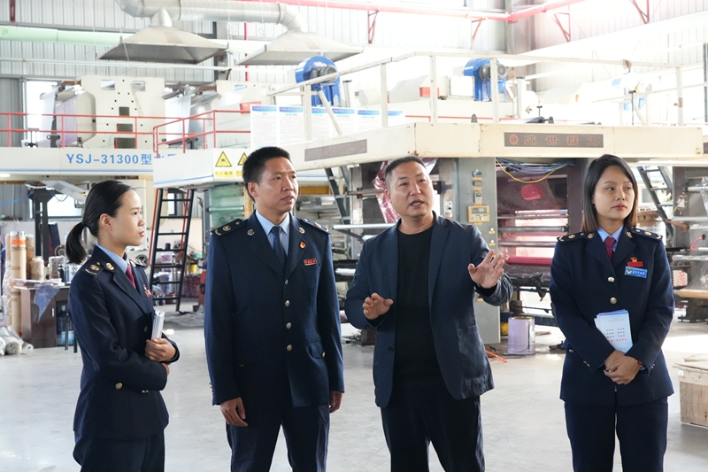 普定縣稅務干部走訪當地民營企業1.JPG