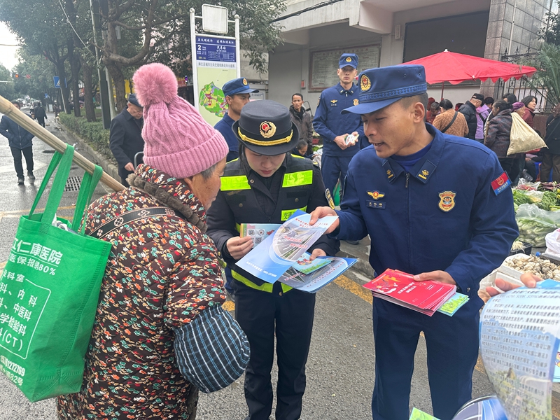 2 图为相关部门联合宣传普及安全常识。