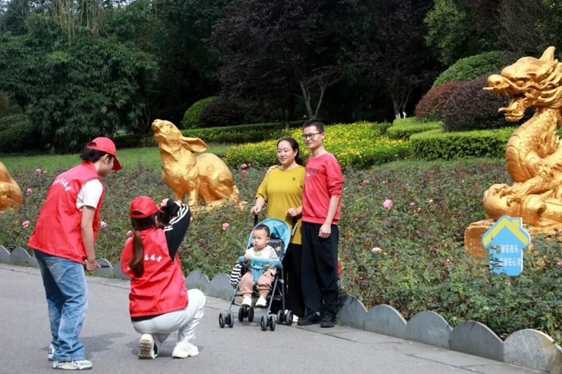 3  、志願者為游客拍照。.jpg