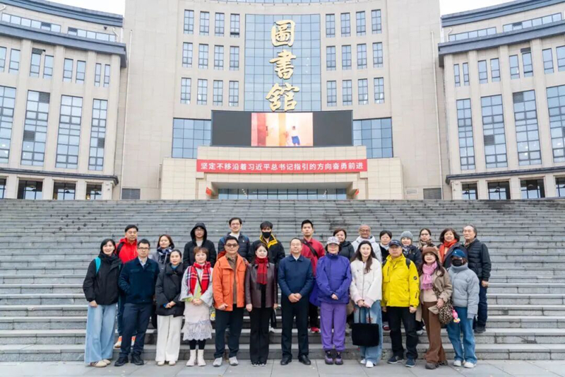 交流團調研合影。