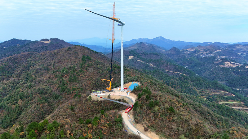 贵州石阡青阳风电场项目首台风机安装完成。