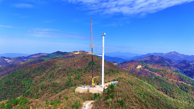 貴州石阡青陽風電場項目首台風機安裝完成。