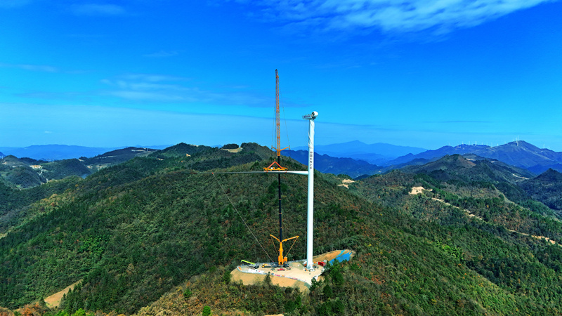 贵州石阡青阳风电场项目首台风机安装完成。