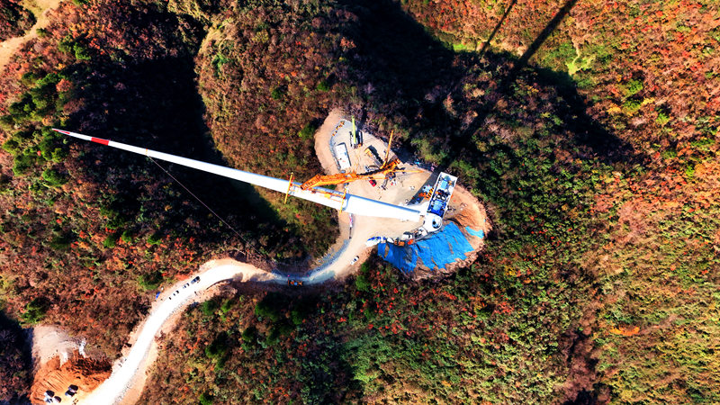 贵州石阡青阳风电场项目首台风机安装完成。