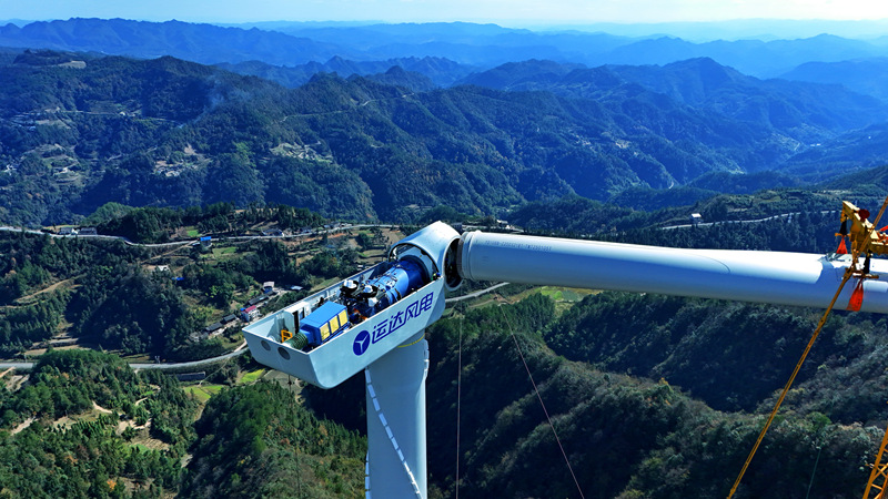 贵州石阡青阳风电场项目首台风机安装完成。