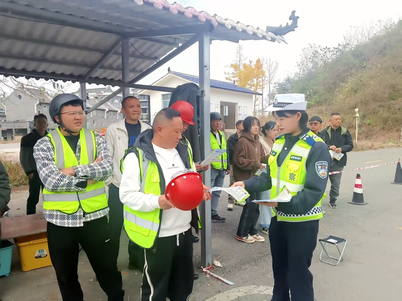 摩托车“送考下乡” 便民服务暖人心。