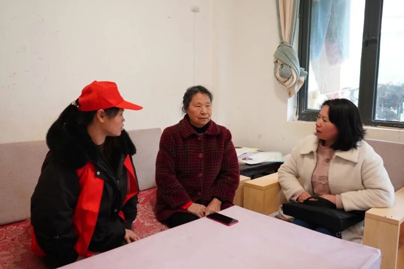 毕节禾康智慧养老产业有限公司的工作人员与老人亲切地交谈。