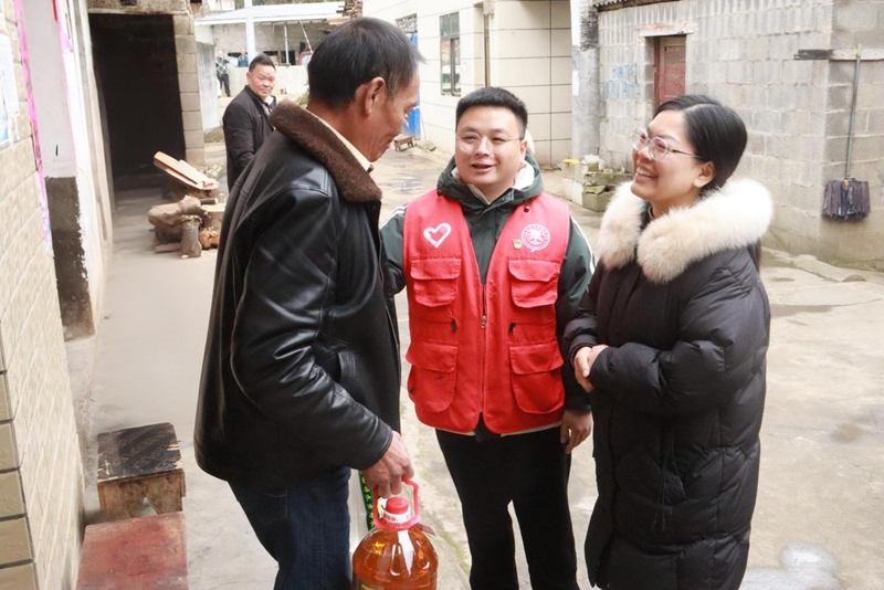 走访困难家庭。