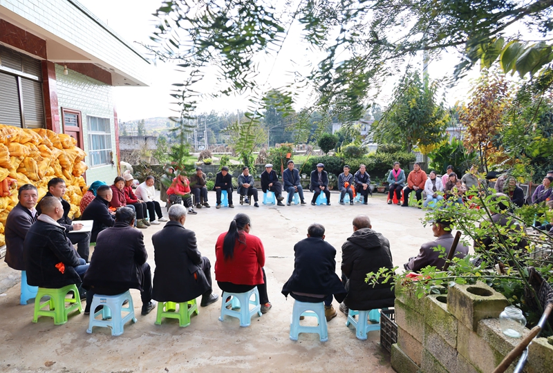 郑家营村驻村第一书记和“村支两委”组织群众召开院坝会。