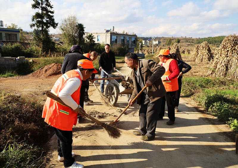 郑家营村保洁员和群众正在打扫进村公路。