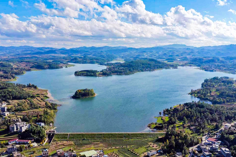 威宁自治县杨湾桥水库航拍图。赵伟摄