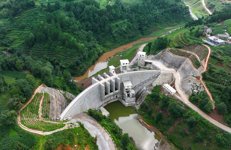 横跨三岔河两岸的赖子河水库工程大坝已完工，可解决威宁县火电厂工业用水及水库下游4个乡镇 20 个村 1.45万亩耕地灌溉问题。何欢摄