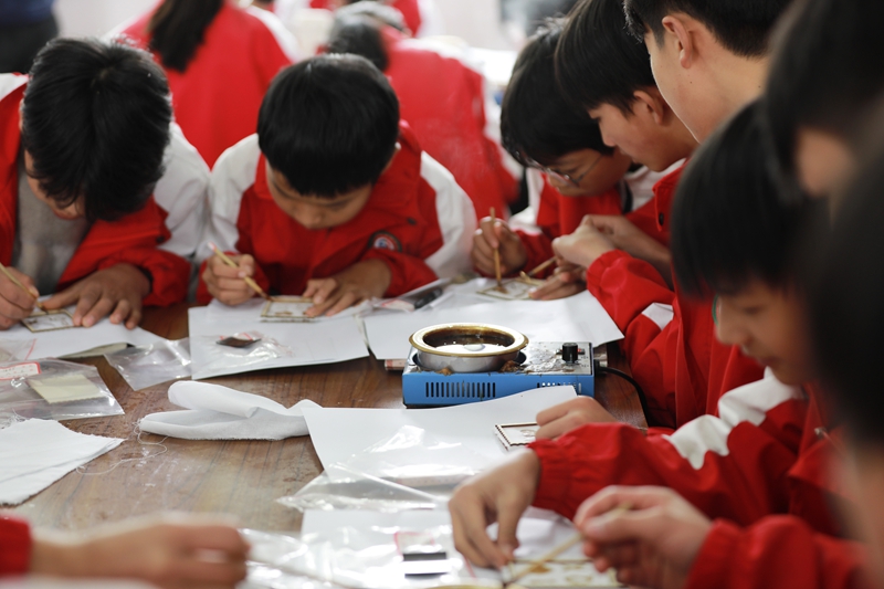 2025年11月20日，在贵州省黔西市沙井中学，贵州省乡村名师陈敏工作室的老师在上蜡染技艺传承实践课。