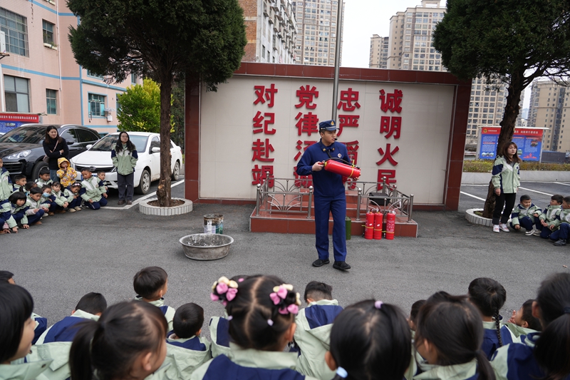 “小小消防員”認真學習消防知識。王麗紅攝