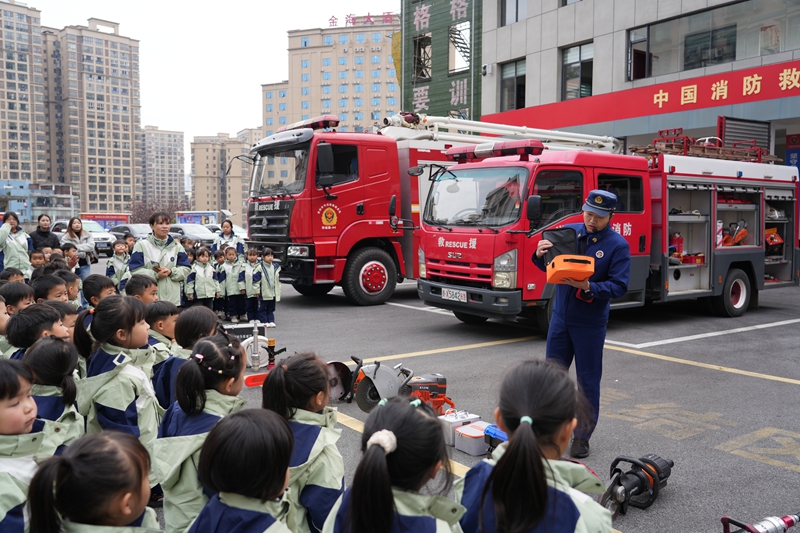 ”小小消防員“認真學習消防知識。王麗紅攝