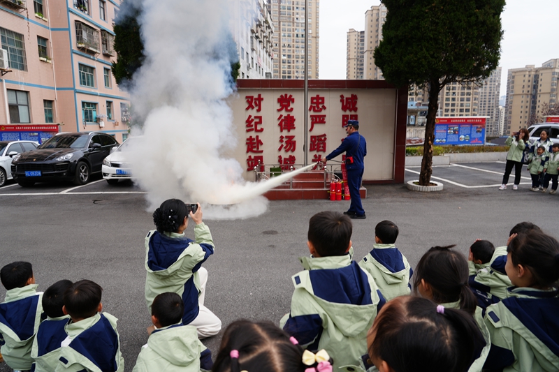 ”小小消防員“認真學習消防知識。王麗紅攝