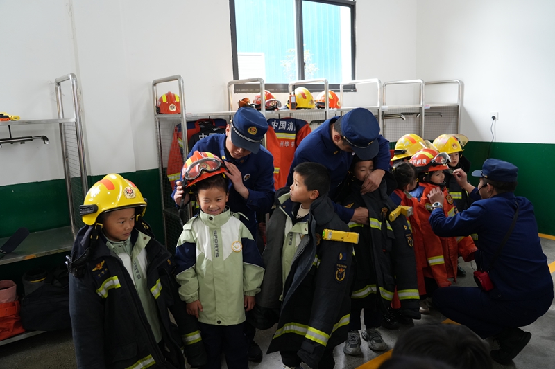 ”小小消防員“認真學習消防知識。王麗紅攝