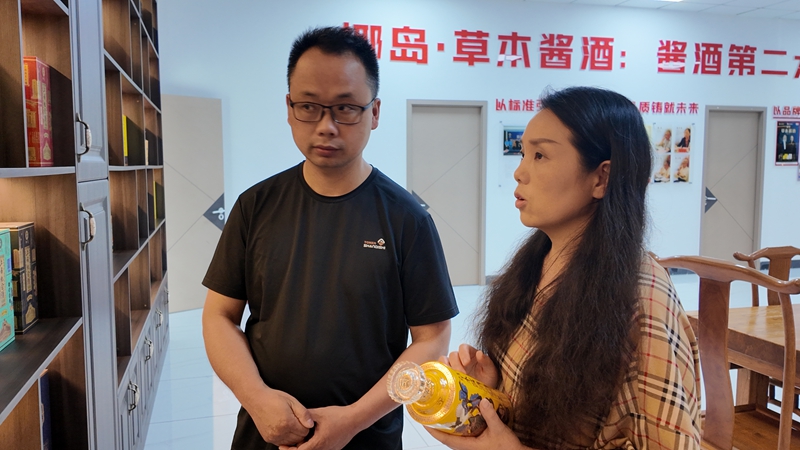 “金心办”代办人员正在回访企业 胡凤至 摄.jpg