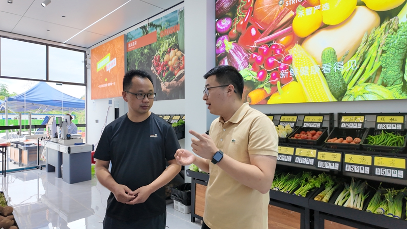 “金心办”代办人员正在回访企业 胡凤至 摄 (2).jpg