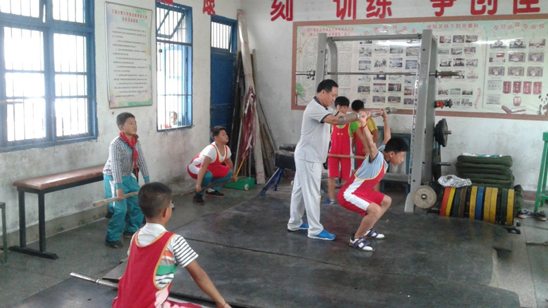 松桃第三完小举重队员早期训练画面。