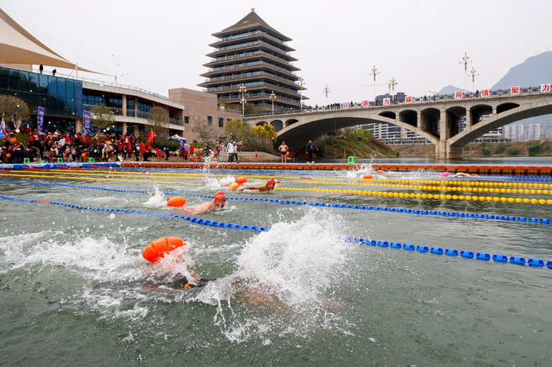 7罗甸举办冬泳比赛（史传鸿  摄） (14).jpg