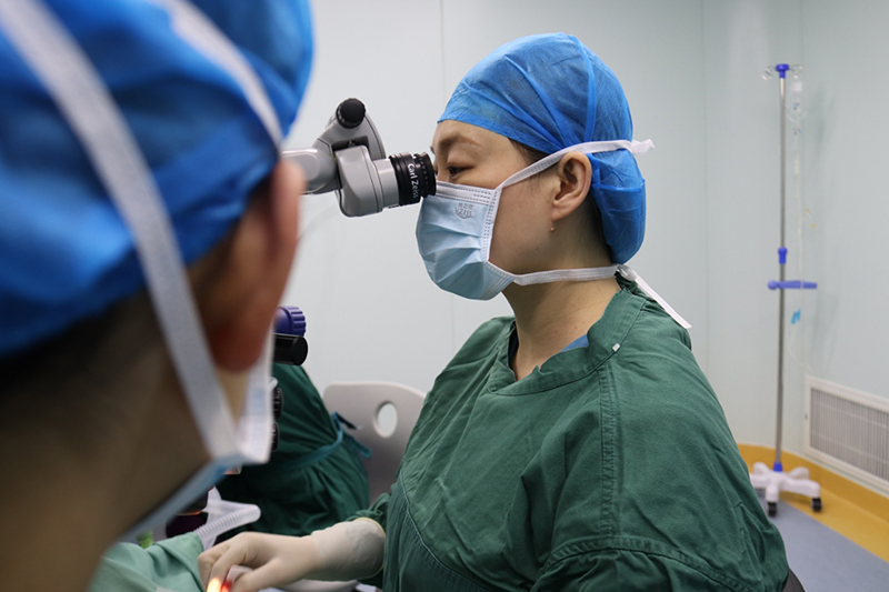 醫生正在為患者做手術。