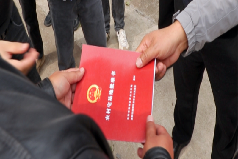 永乐乡为辖区5户村民集中颁发农村宅基地批准书。