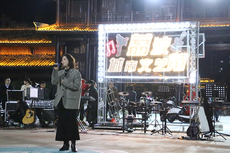 女生独唱《红颜旧》。