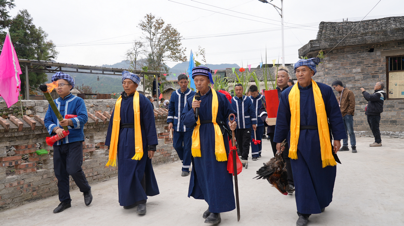 寨老们正在“扫寨”。