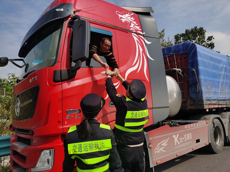 为休息的驾驶员送上快餐。