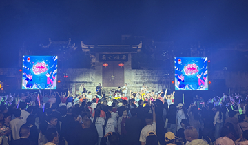夜游安順古城 多元演藝激活文旅動能夜幕降臨，安順古城的青石板路被暖黃燈光暈染出溫柔輪廓，一場集音樂、光影於一體的夜間演藝盛宴悄然鋪展。