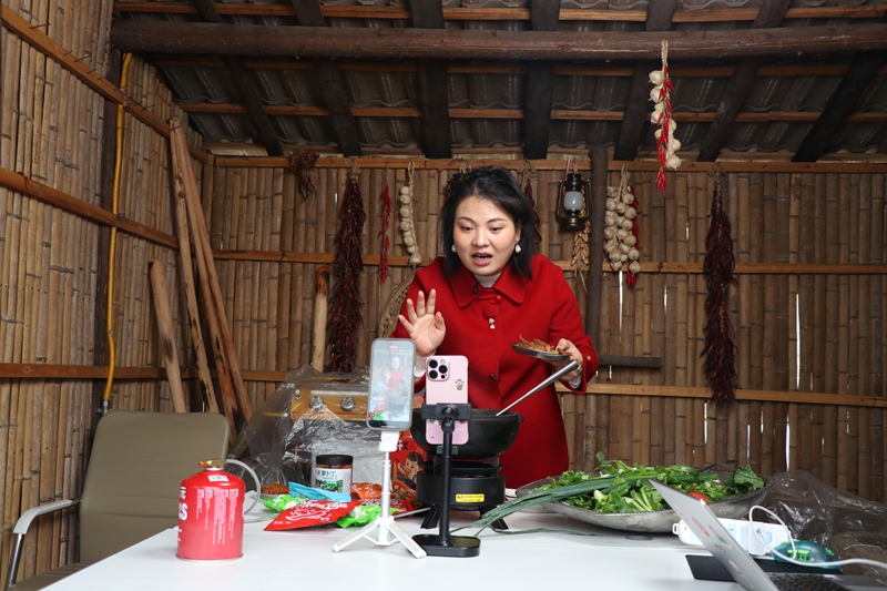 貴州卡媽農特產品開發集團有限公司直播間裡，“卡媽”吳佳明正面向鏡頭推介畢節農特產品 范俊岑 攝.JPG