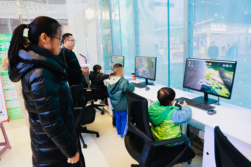 家长带着孩子体验。