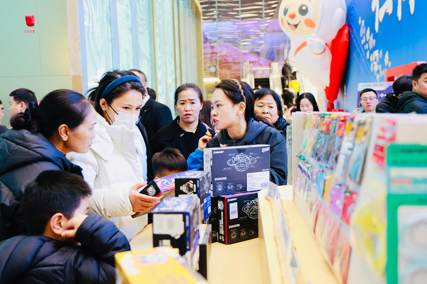 市民正在选购产品。